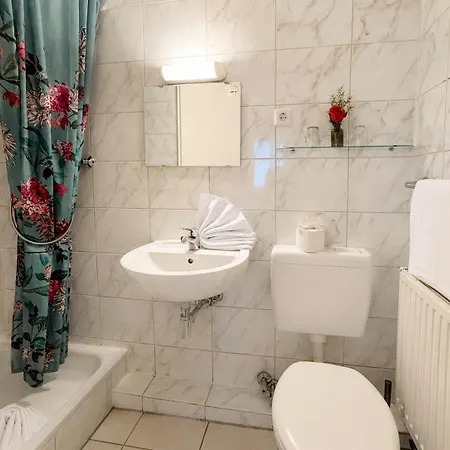 Dana Living Hbf - Zentrum, Altstadt, Messe, Oevb Arena, Business Mit Self Check-in Pensionat